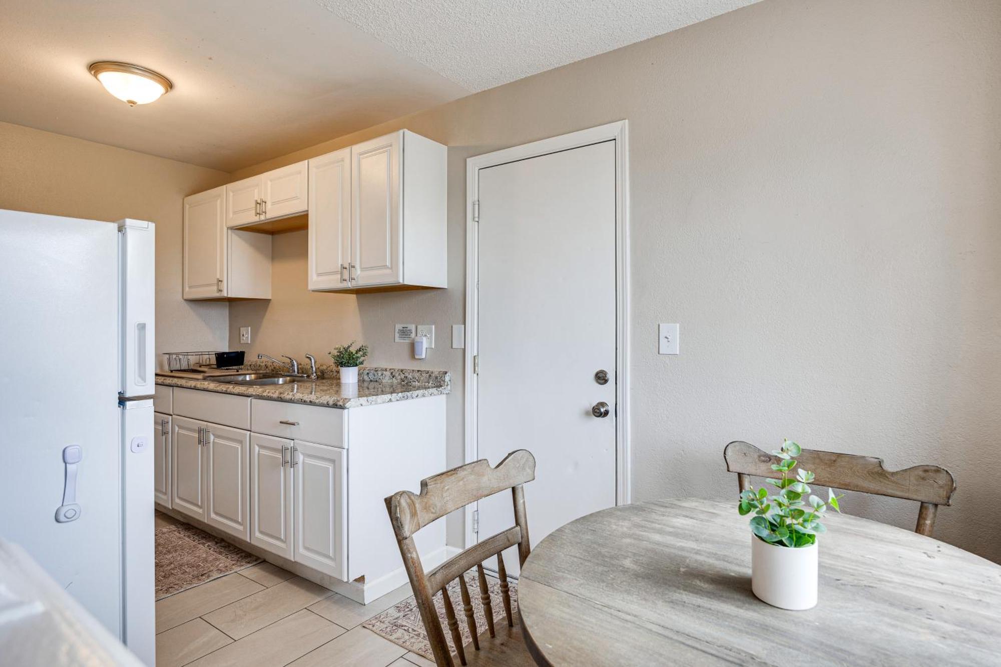 Convenient Joshua Tree Apartment - Walk To Town! Buitenkant foto